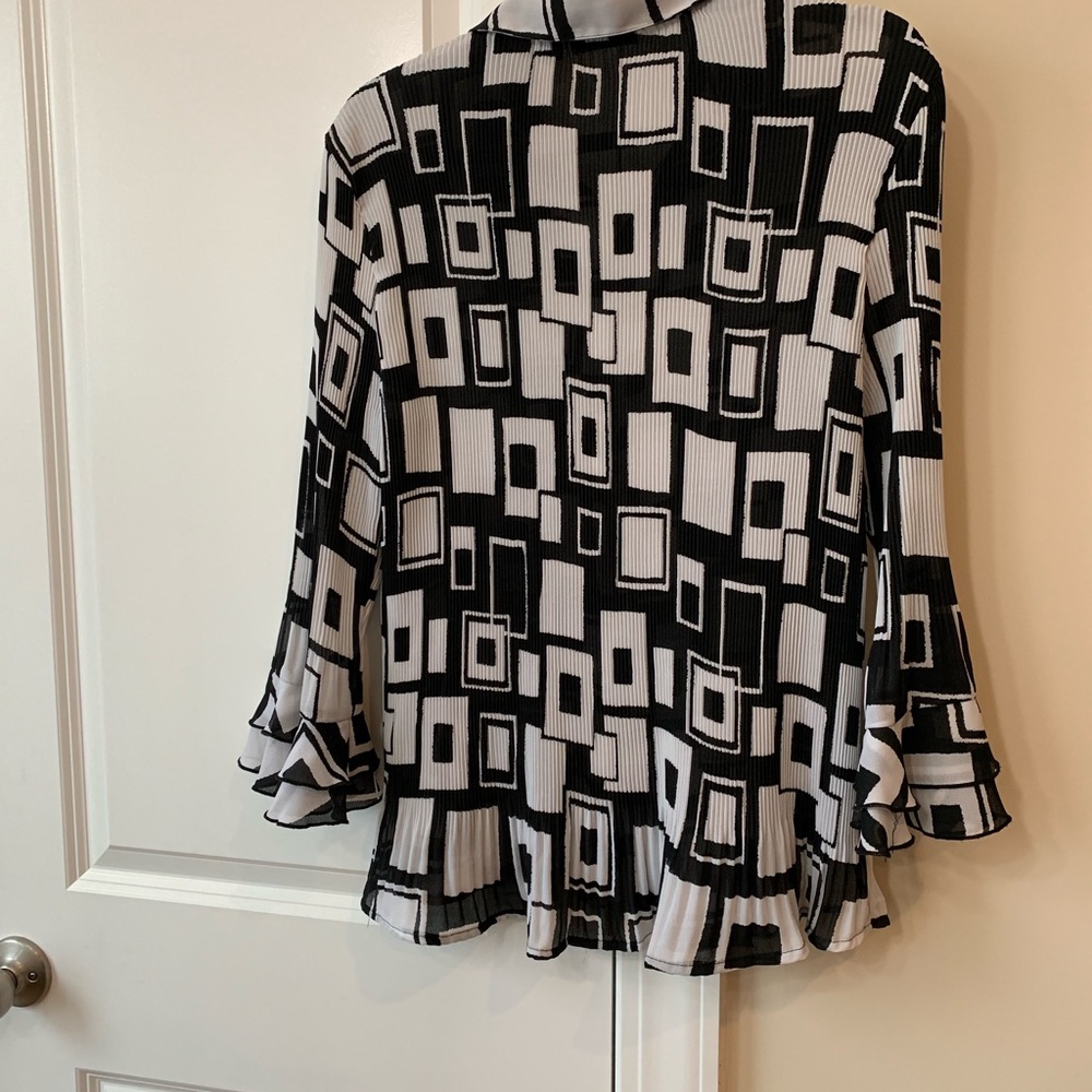 Blk/Wht geometric pattern button blouse - Picture 2 of 5